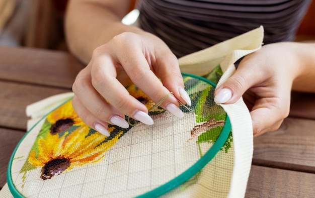 haft ręczny w trakcie pracy