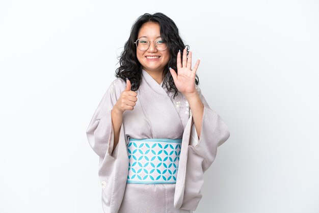 uśmiechnięta klientka z haftem